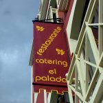 Banderola publicitaria instalada en restaurante