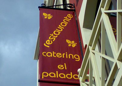 Banderola publicitaria instalada en restaurante