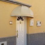 Capota fija instalada en puerta de vivienda