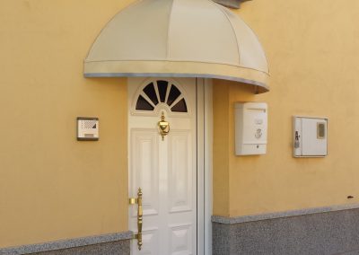 Capota fija instalada en puerta de vivienda