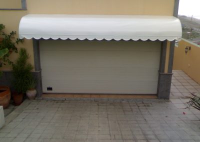 Capota fija instalada en garaje