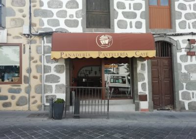Capota fija instalada en Pastelería Café