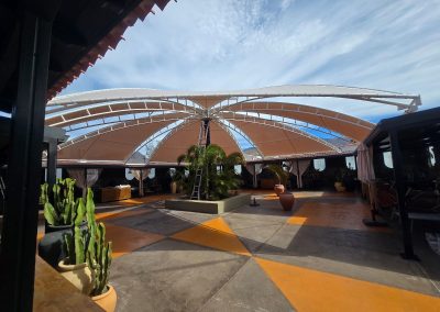 Instalación toldo tensado arriostrado